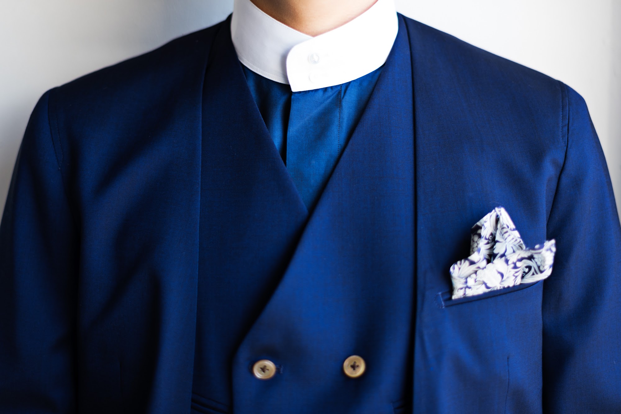 襟なしノーカラースタイルのウェディングスーツ｜ブルーで統一した新郎衣装のオーダーメイドスタイル