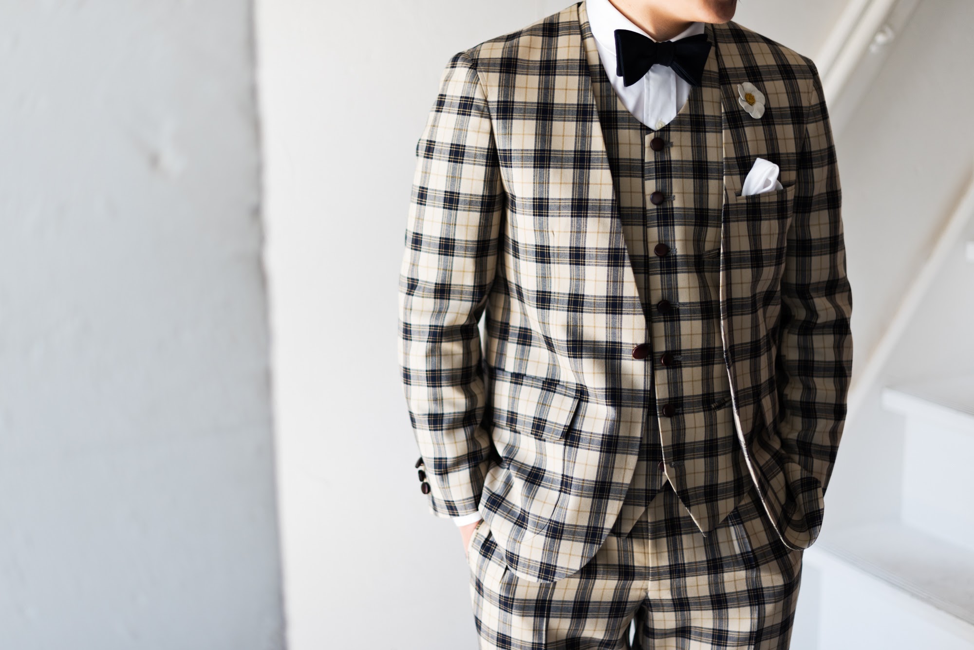 襟なしノーカラースタイルのウェディングスーツ｜チェック柄でカジュアルな新郎衣装のオーダーメイドスタイル
