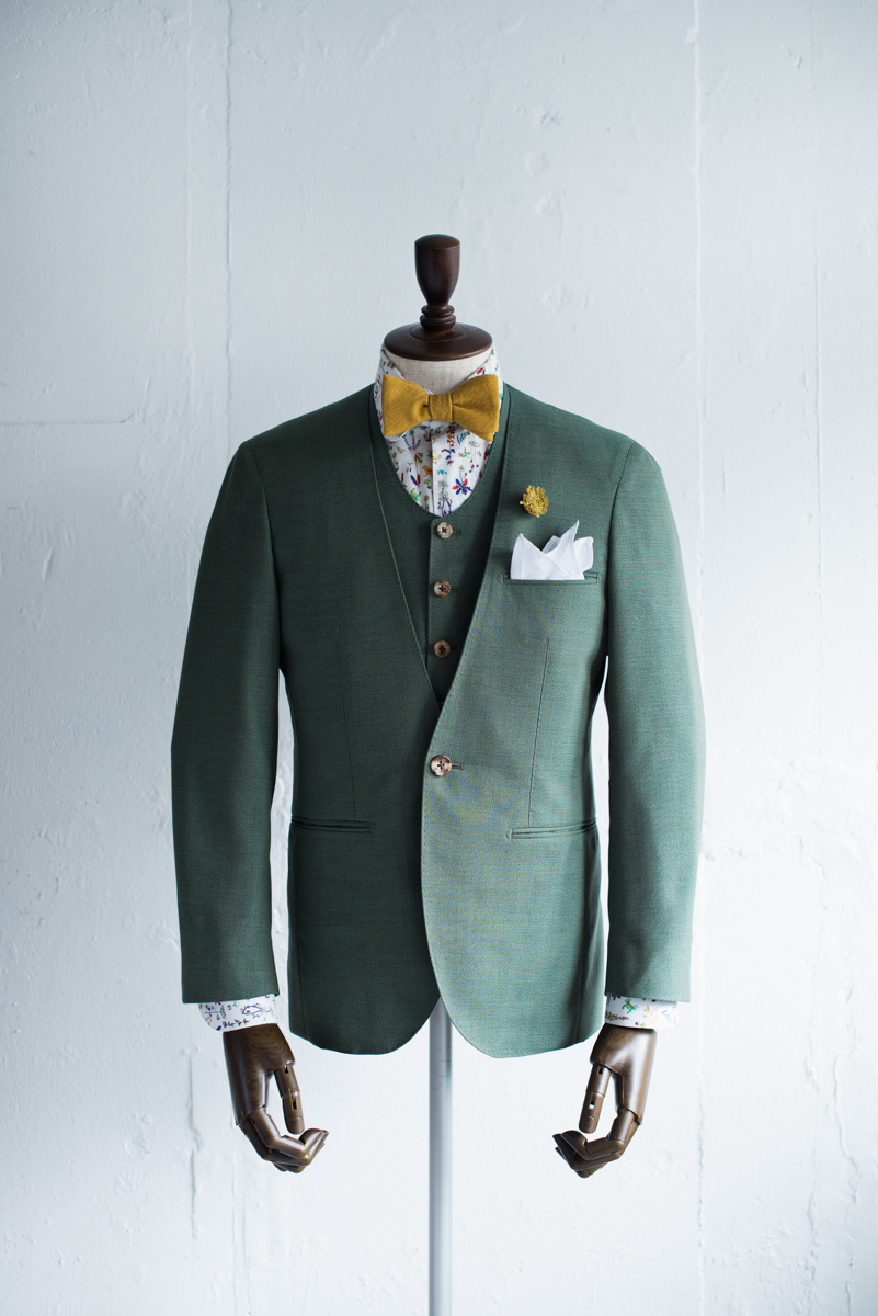 グリーンでカジュアルなノーカラータイプの新郎衣装|lifestyleorder