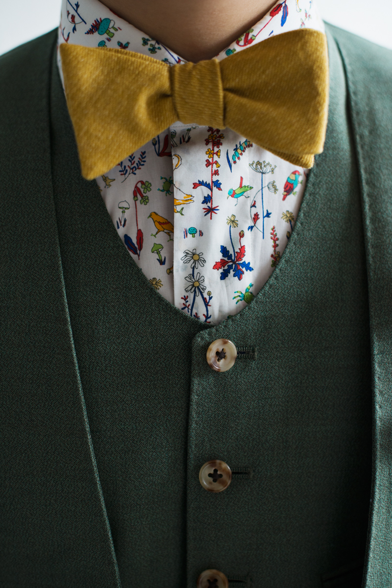 黄色の蝶ネクタイと柄物のシャツを合わせたカジュアルな新郎衣装スタイル|lifestyleorder