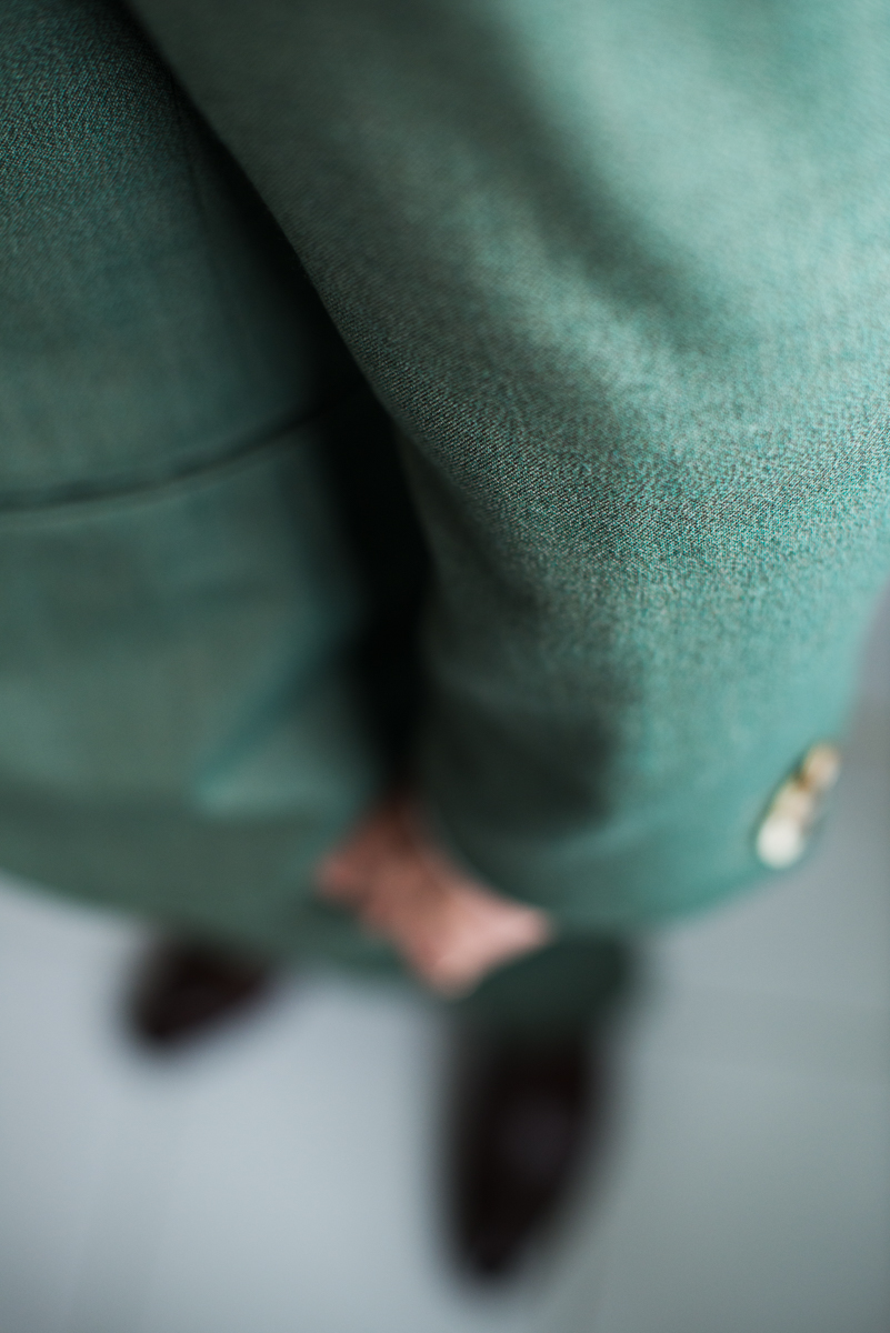 グリーンでカジュアルなノーカラータイプのスリーピース新郎衣装|lifestyleorder