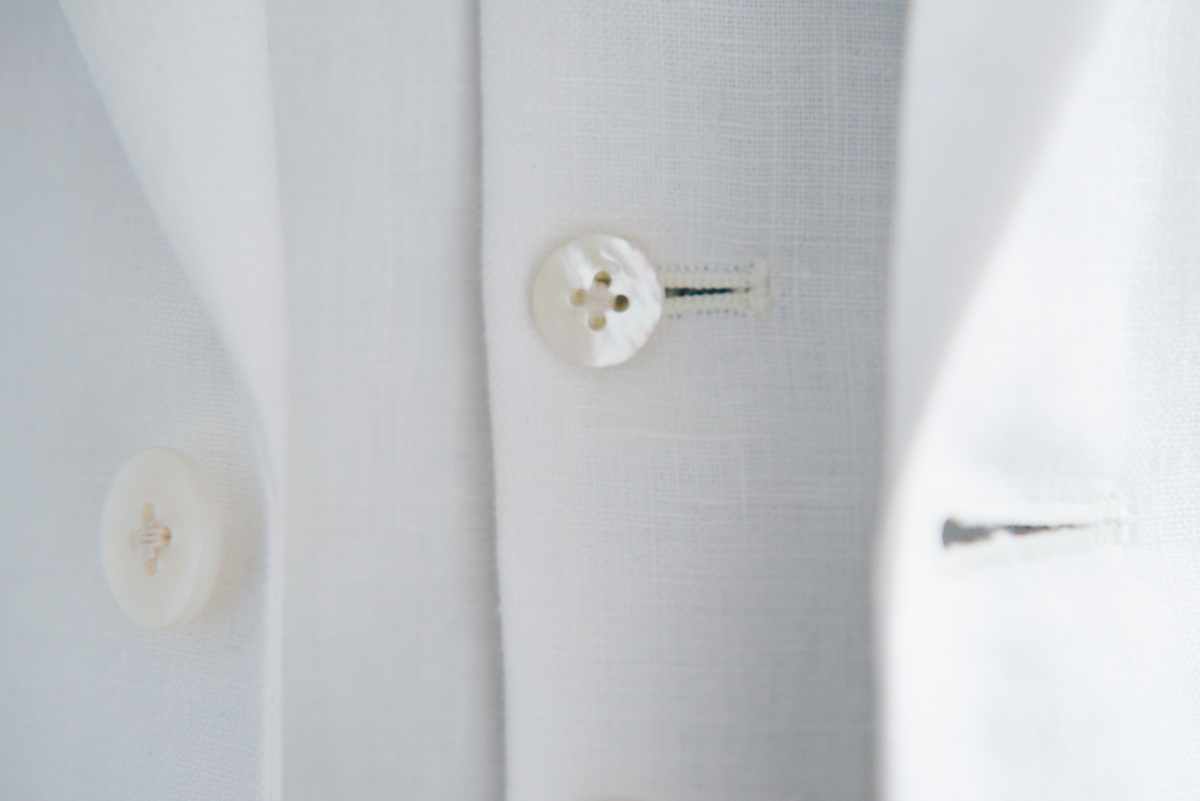 天然素材である白の貝ボタンを使用したリゾートウェディング用の新郎衣装|lifestyleorder