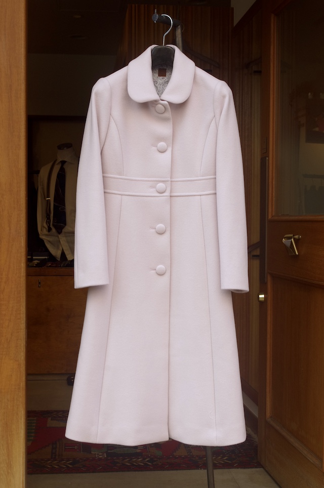 ペールピンクのレディースロングコート