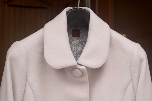 ペールピンクのレディースロングコート