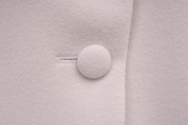 ペールピンクのレディースロングコート