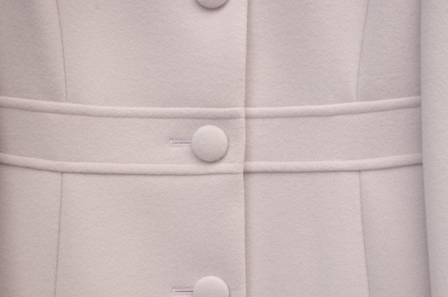 ペールピンクのレディースロングコート