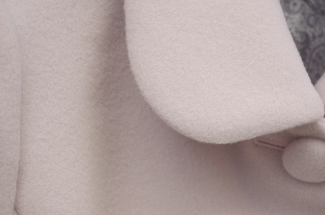 ペールピンクのレディースロングコート