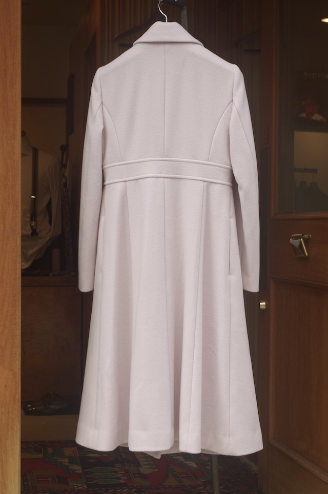 ペールピンクのレディースロングコート