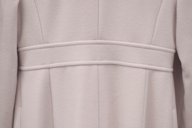 ペールピンクのレディースロングコート