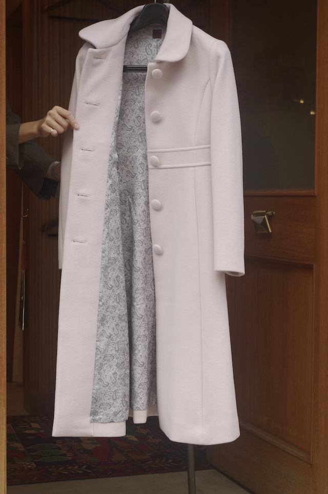 ペールピンクのレディースロングコート