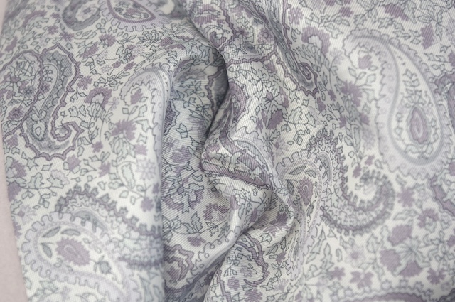 ペールピンクのレディースロングコート