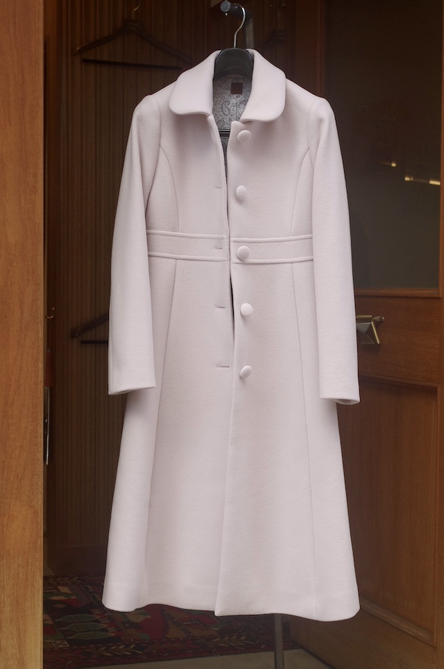 ペールピンクのレディースロングコート
