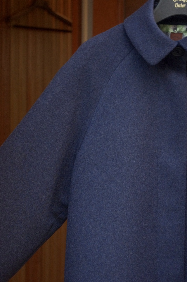 カシミヤロングコートのオーダーメイド｜ブルーのラグランスリーブ