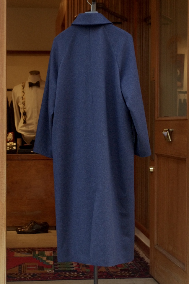 カシミヤロングコートのオーダーメイド｜ブルーのラグランスリーブ