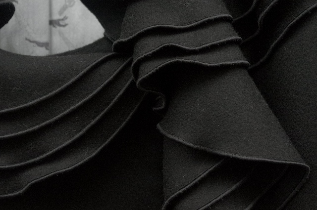 レディースカシミヤコートのオーダーメイド|フリル付きデザイン