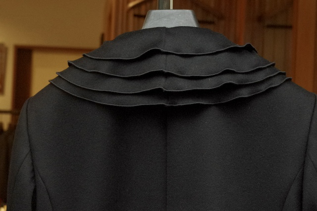 レディースカシミヤコートのオーダーメイド|フリル付きデザイン