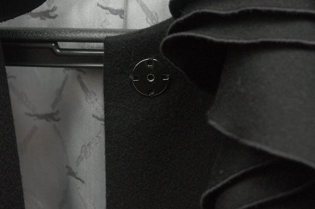 レディースカシミヤコートのオーダーメイド|フリル付きデザイン