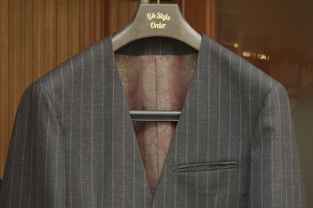 ノーカラーのカジュアルセットアップスーツ