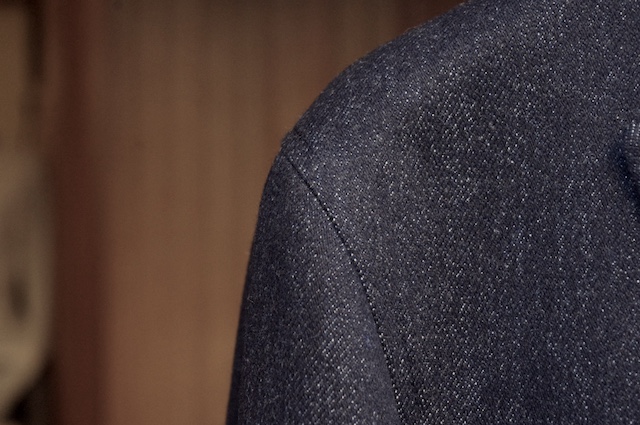 肩パットの入っていない(パットレス)ネイビーウールデニムのダブルスーツ。