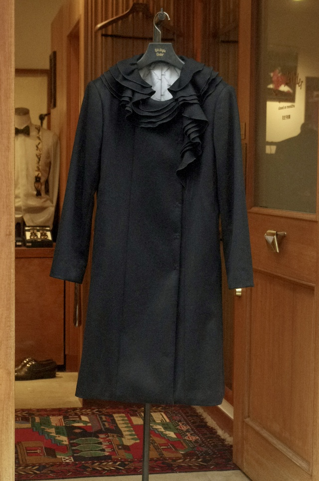 レディースカシミヤコートのオーダーメイド|フリル付きデザイン