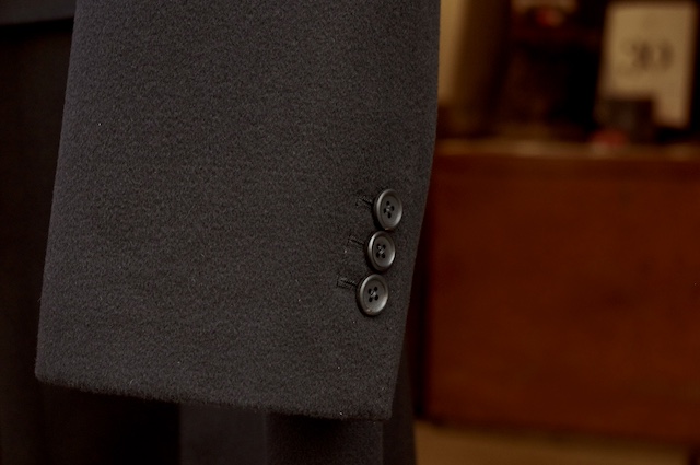 黒カシミヤのチェスターコートのオーダーメイド