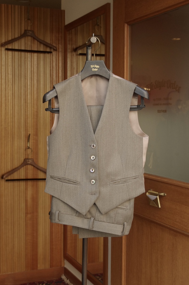 レディーススリーピススーツ