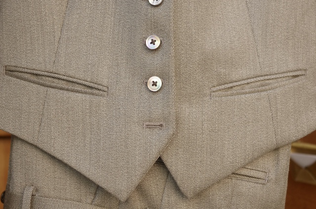 レディーススリーピススーツ