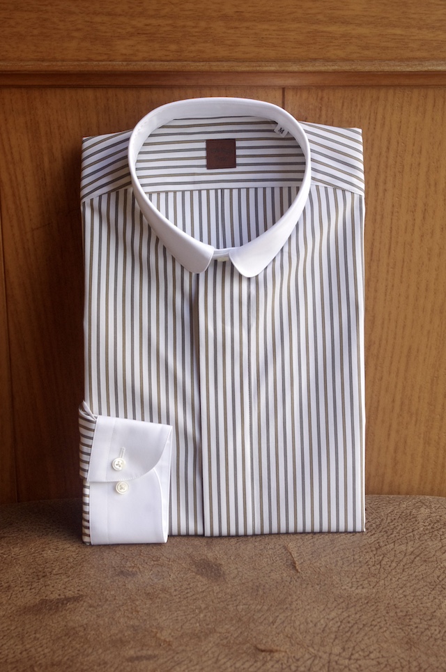 ミニチュアラウンドカラーのクレリックシャツ