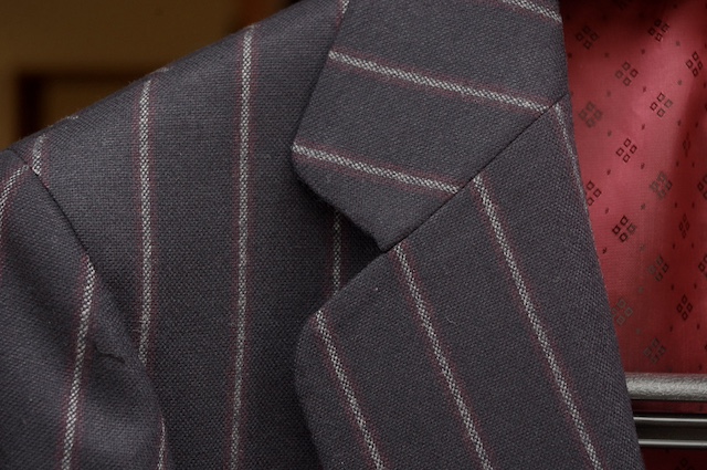 丸いジャケット襟のクローバーカラー