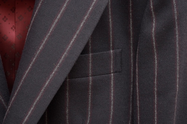 胸に箱ポケットを付けたレディーススリーピースのジャケット。