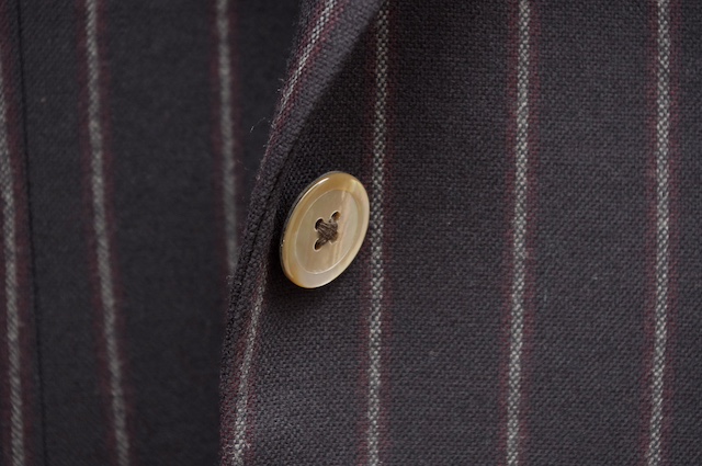 レディーススリーピースに合わせた茶蝶貝ボタン