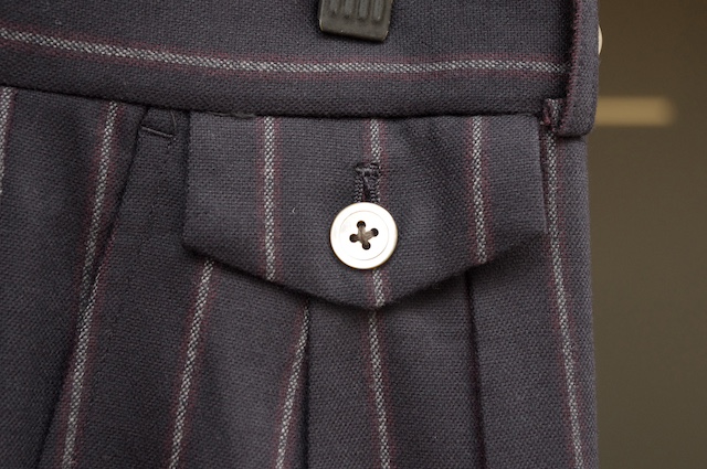 時計ポケットの付いたレディーススーツ。