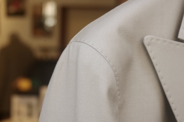 ダブルのレディーススーツ|ピックステッチで抑えたパットレス